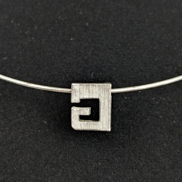 (2/$20) Vintage "G" Pendant Torque Necklace - Picture 4 of 5